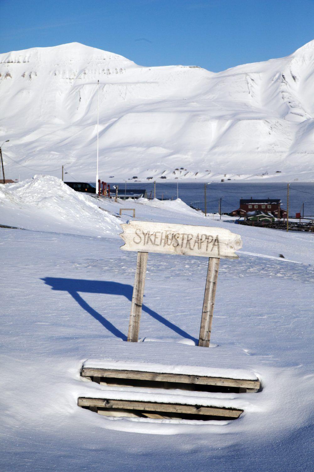 Reisereportasje fra Svalbard med utflukter til Radio Isfjord, båten i isen i Tempelfjorden og Barentsburg.
